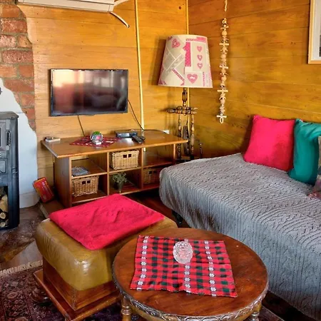 Etno Kompleks Orahovac - Vajat Lastavica Dağ evi *