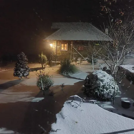 Etno Kompleks Orahovac - Vajat Lastavica Dağ evi *